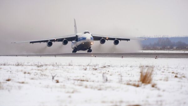 Взлет самолета Ан-124 Руслан с Олимпийским факелом на борту из аэропорта Ульяновск-Восточный - Sputnik Moldova