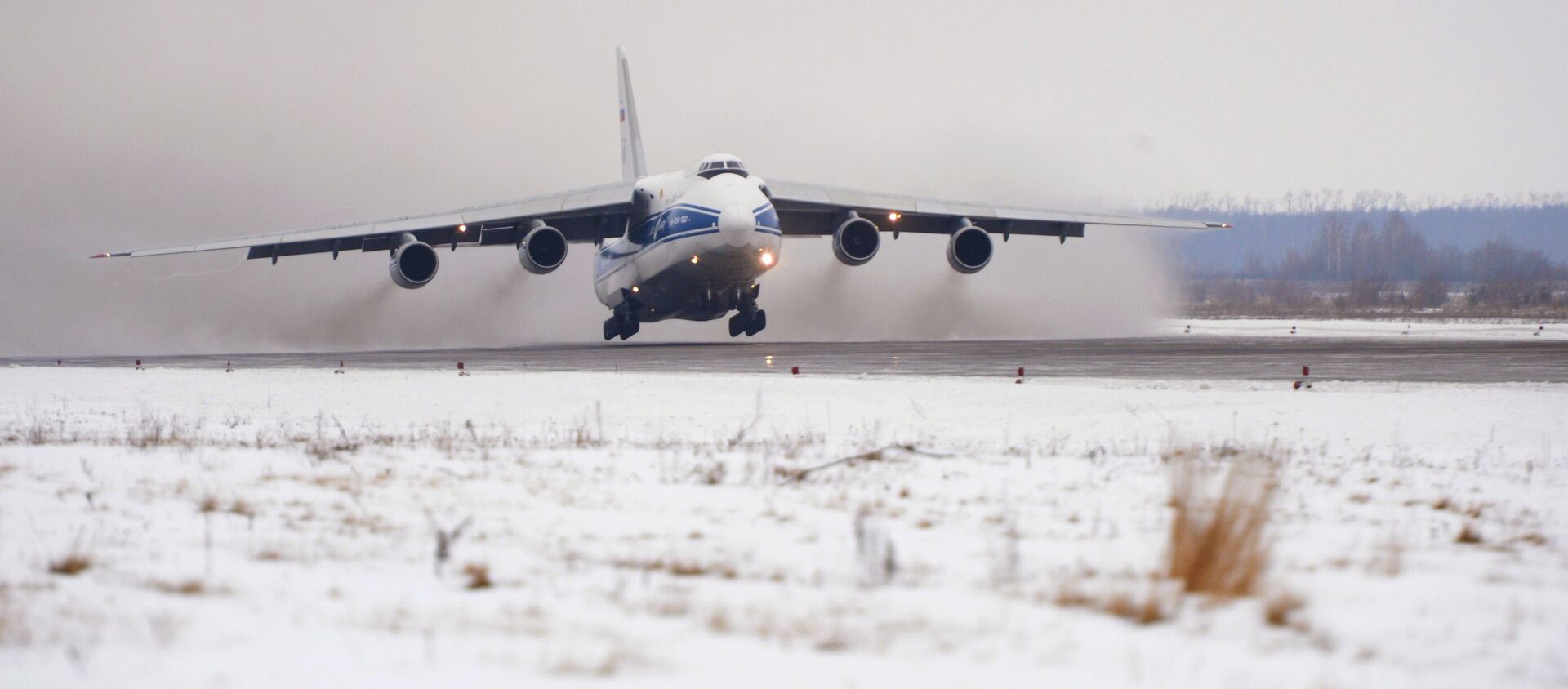Взлет самолета Ан-124 Руслан с Олимпийским факелом на борту из аэропорта Ульяновск-Восточный - Sputnik Moldova-România, 1920, 05.03.2021