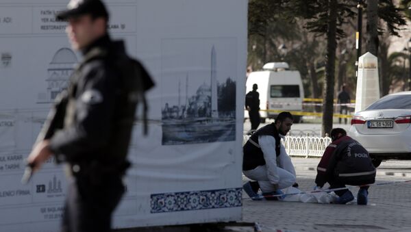 Policemen search for evidence at the historic Sultanahmet district after an explosion in Istanbul, Tuesday, Jan. 12, 2016. An explosion in a historic district of Istanbul popular with tourists killed 10 people and injured 15 others Tuesday morning, the Istanbul governor's office said. - Sputnik Moldova