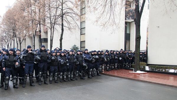 У резиденции президента пикетчиков ждал усиленный кордон полиции. - Sputnik Moldova