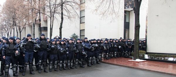 У резиденции президента пикетчиков ждал усиленный кордон полиции. У резиденции президента пикетчиков ждал усиленный кордон полиции. - Sputnik Молдова