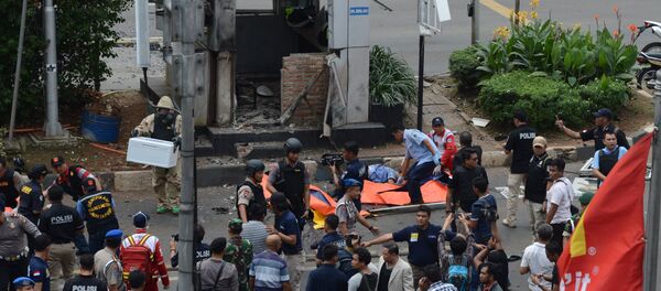 Выстрелы и взрывы в столице Индонезии Джакарте, погибли по меньшей мере четыре человека Выстрелы и взрывы в столице Индонезии Джакарте, погибли по меньшей мере четыре человека - Sputnik Молдова