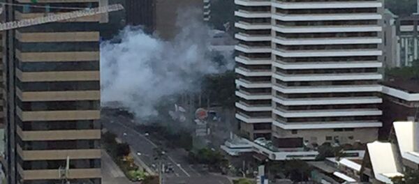 Дымовые валы от взрыва в Джакарте, Индонезия, в четверг, 14 января 2016 г. Смертники подорвали себя в центре Джакарты в четверг. - Sputnik Moldova