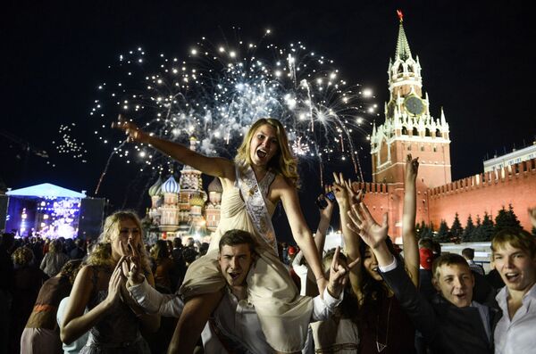 Выпускники празднуют окончание школы на Красной площади в Москве фл - Sputnik Молдова