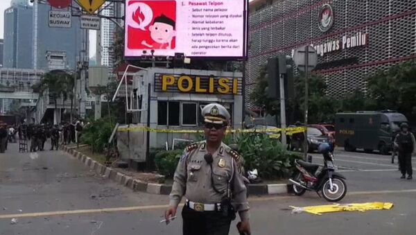 СПУТНИК_Джакарта после терактов: военные патрули и работа полиции на местах взрывов - Sputnik Молдова