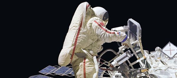 Космонавт В. Джанибеков в открытом космосе Космонавт В. Джанибеков в открытом космосе - Sputnik Молдова