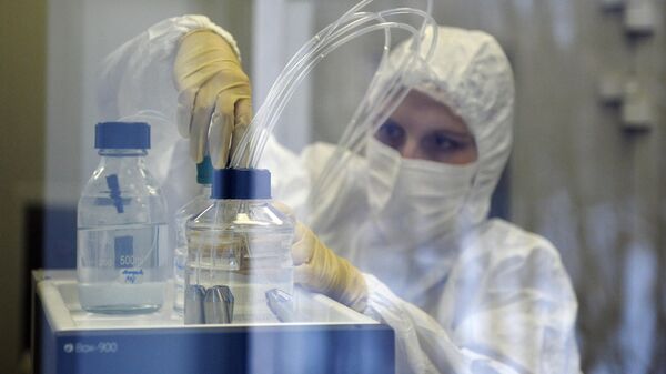 Сотрудница лаборатории ГУ НИИ эпидемиологии и микробиологии имени Н.Ф. Гамалеи, где российские ученые разработали вакцину против лихорадки Эбола. - Sputnik Молдова