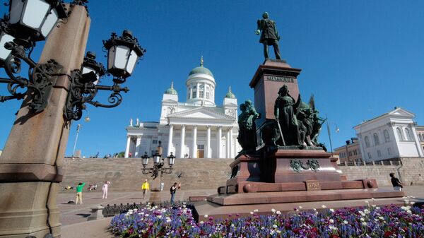 Финляндия. Хельсинки. Памятник императору Александру II и Кафедральный собор - Sputnik Moldova