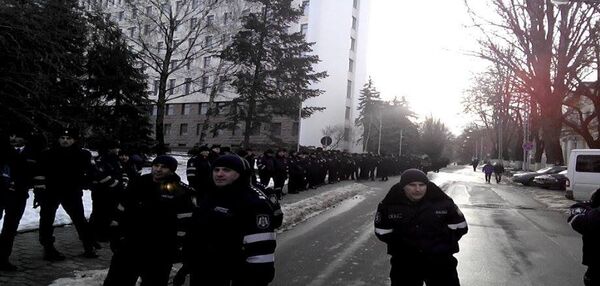 Полиция стягивает дополнительные силы к парламенту Полиция стягивает дополнительные силы к парламенту - Sputnik Moldova