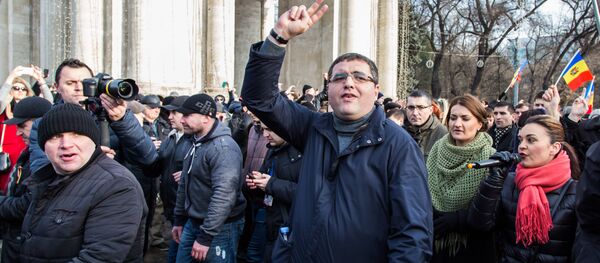 Тем временем через площадь двигалась колонна Нашей партии во главе с ее лидером Ренато Усатым. - Sputnik Moldova