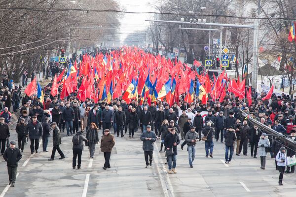 Протестующие поравнялись со зданием парламента. - Sputnik Молдова
