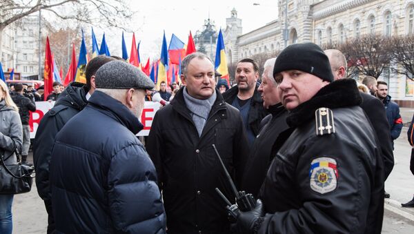 Глава ПСРМ Игорь Додон разговаривает с полицейскими - Sputnik Молдова