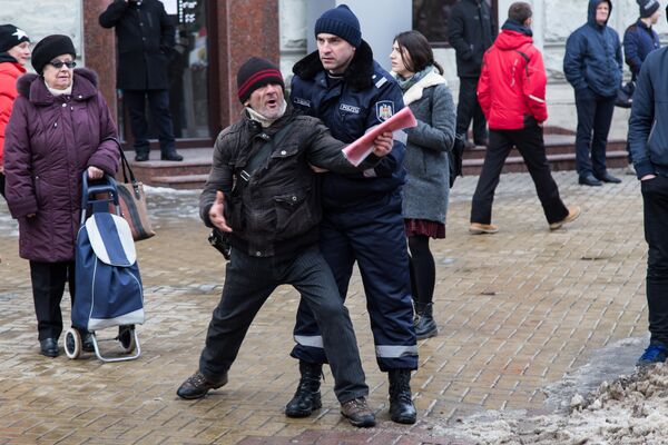 Полиция следит за порядком во время шествия. - Sputnik Молдова