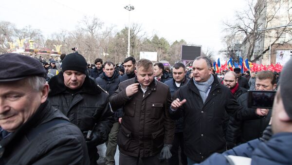 Последние обсуждения перед началом митинга. - Sputnik Moldova