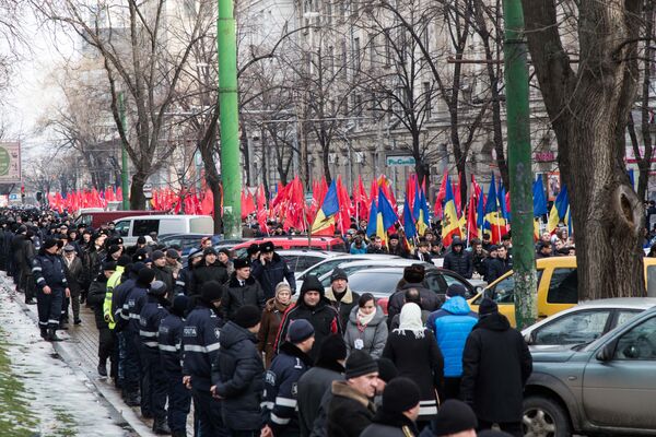 В итоге колонна ПСРМ повернула вверх по улице Пушкина и, сделав зигзаг, достигла здания парламента. - Sputnik Молдова