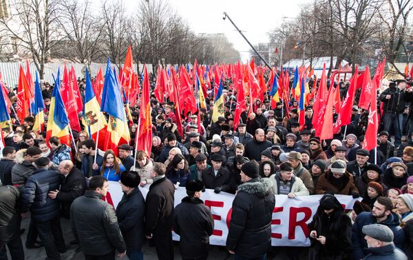 Места на проезжей части для всех участников протеста хватает едва-едва. - Sputnik Молдова