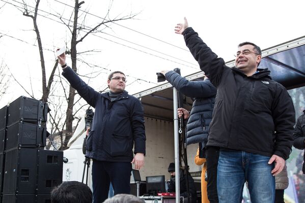 Руководители Нашей партии поприветствовали граждан со сцены. - Sputnik Молдова