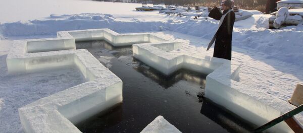 Купание в проруби на Крещение - Sputnik Moldova