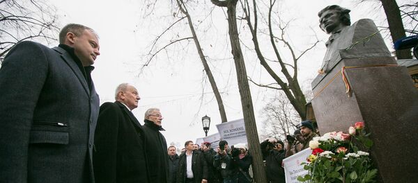 Nicolae Timofti şi Andrian Candu la bustul lui Mihai Eminescu - Sputnik Moldova