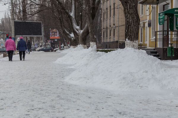 Снега выпало много, его убрали с тротуаров и высыпали у деревьев. - Sputnik Молдова