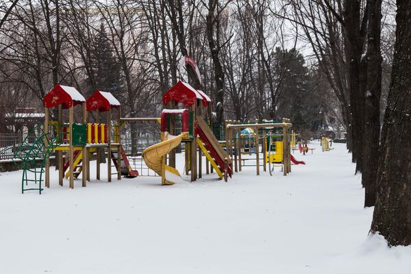 Детские площадки пустуют до наступления теплого сезона. - Sputnik Молдова