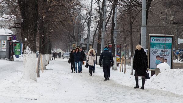 Ледяной тротуар, едва-едва припорошенный. - Sputnik Молдова