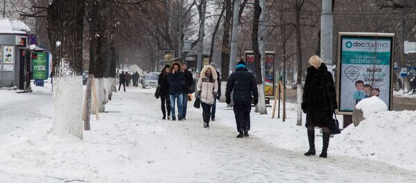 Ледяной тротуар, едва-едва припорошенный. - Sputnik Молдова