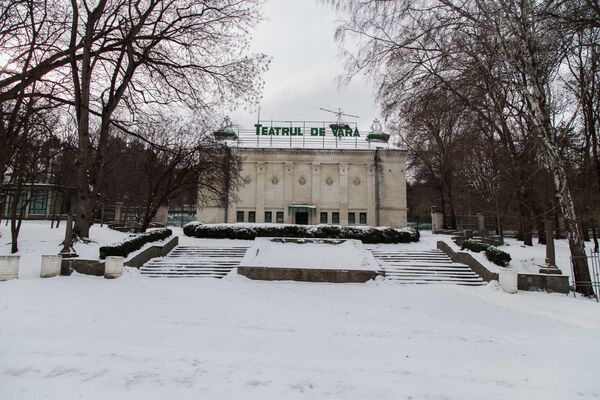 Что-то остается неизменным: Зеленый театр пуст как зимой, так, увы, очень часто и летом. - Sputnik Молдова