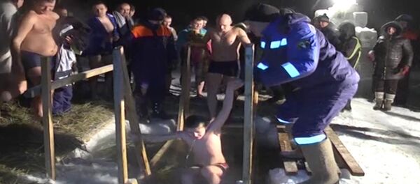 СПУТНИК_Крещение в России: как спасатели дежурили у прорубей во время купаний - Sputnik Молдова