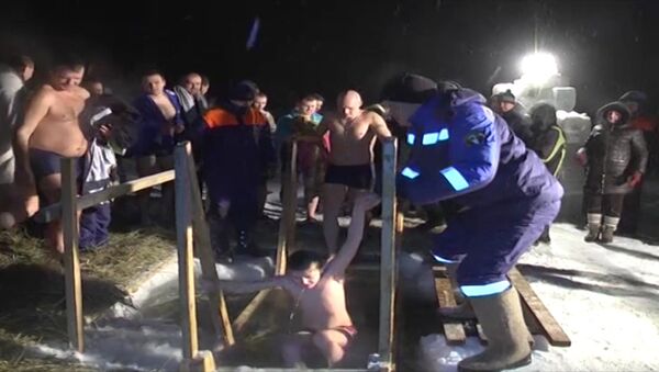 СПУТНИК_Крещение в России: как спасатели дежурили у прорубей во время купаний - Sputnik Молдова