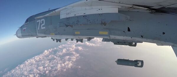 СПУТНИК_Вылет Су-24М с аэродрома Хмеймим для нанесения ударов по террористам в Сирии - Sputnik Молдова