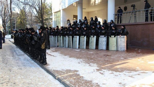 Сперва полицейский кордон у заднего входа в парламент выглядел во так - малочисленно. - Sputnik Moldova