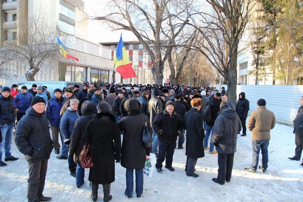 Пикетчики собирались и у заднего входа в парламент, через который внутрь проходят депутаты. - Sputnik Молдова