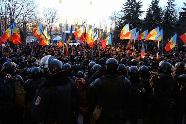 У главного входа в парламент также начал собираться народ. - Sputnik Молдова