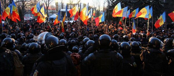 У главного входа в парламент также начал собираться народ. - Sputnik Молдова