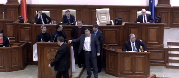 Deputaţii socialişti au blocat tribuna centrală a Parlamentului - Sputnik Moldova