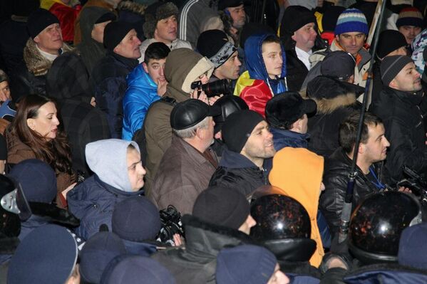 К наступлению темноты пикетчики почти полностью окружили парламент. - Sputnik Молдова