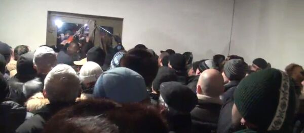 Parlament, protestatarii rup uşa - Sputnik Moldova