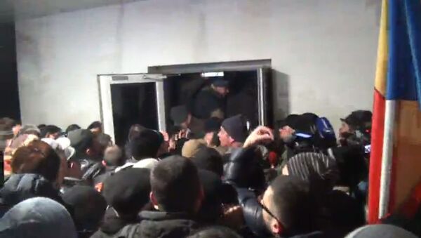 Parlament, protestatarii au rupt uşa - Sputnik Moldova