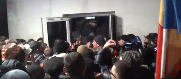 Parlament, protestatarii au rupt uşa - Sputnik Moldova