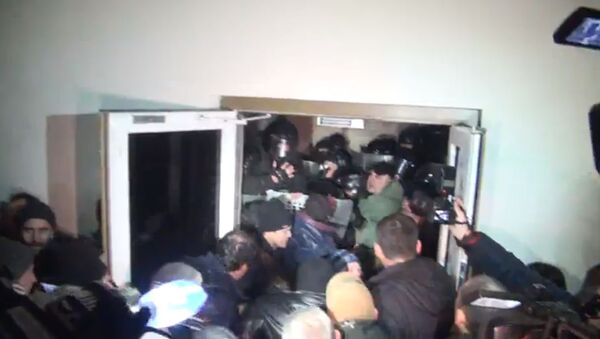 Protestatarii au rupt uşa Parlamentului, incearcă să intre în clădire - Sputnik Moldova