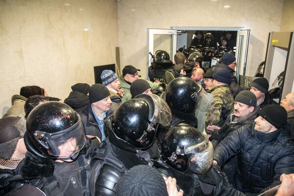 Теперь уже настала очередь протестующих выдергивать полицейских из их рядом и отправлять восвояси. - Sputnik Молдова