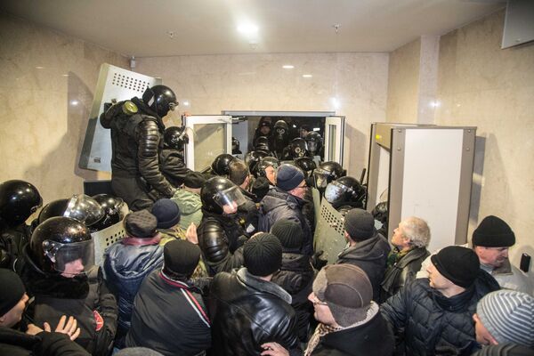 Шаг за шагом полицейские отступали под напором протестующих. - Sputnik Молдова