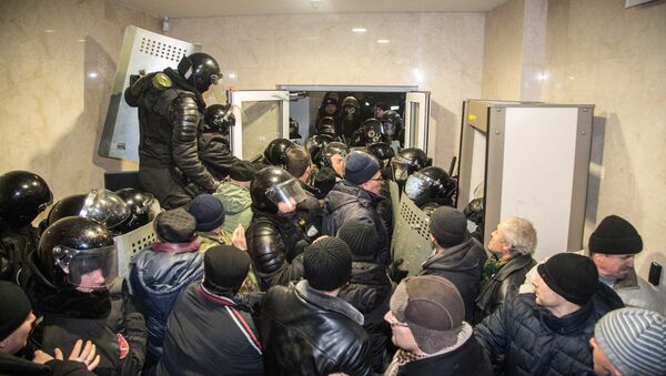Шаг за шагом полицейские отступали под напором протестующих. - Sputnik Moldova