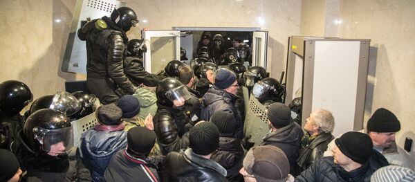 Шаг за шагом полицейские отступали под напором протестующих. - Sputnik Moldova