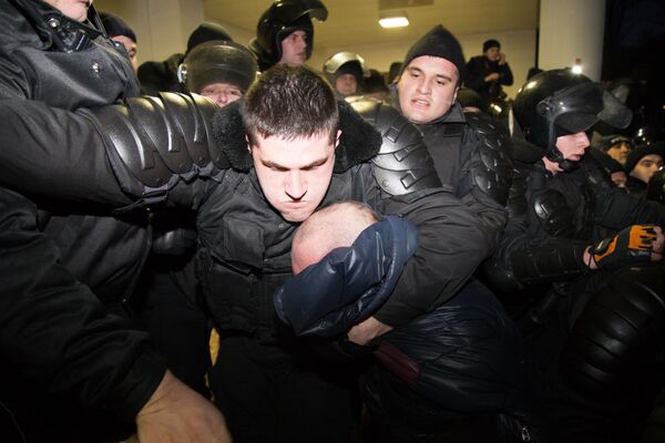 Сперва спецназовцы вытаскивали из толпы особо рьяных протестующих и по мере возможности обезвреживали их. - Sputnik Молдова