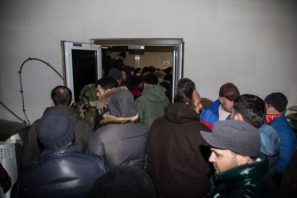 Ближайшее к протестующим помещение парламента было оставлено полицией, которая отступила вглубь здания. - Sputnik Молдова