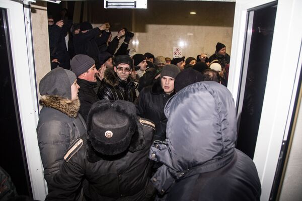 Proteste Parlament 20.01.2016 - Sputnik Молдова