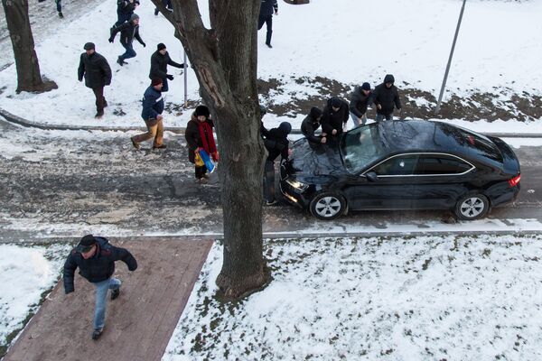 Машины депутатов и других чиновников задерживали на подъезде к парламенту. - Sputnik Молдова