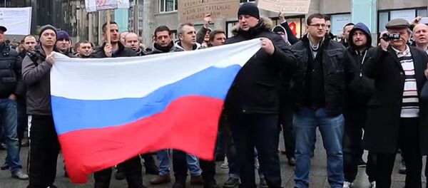 СПУТНИК_Кельнцы с флагами РФ вышли на митинг из-за инцидента с девочкой в Берлине - Sputnik Молдова